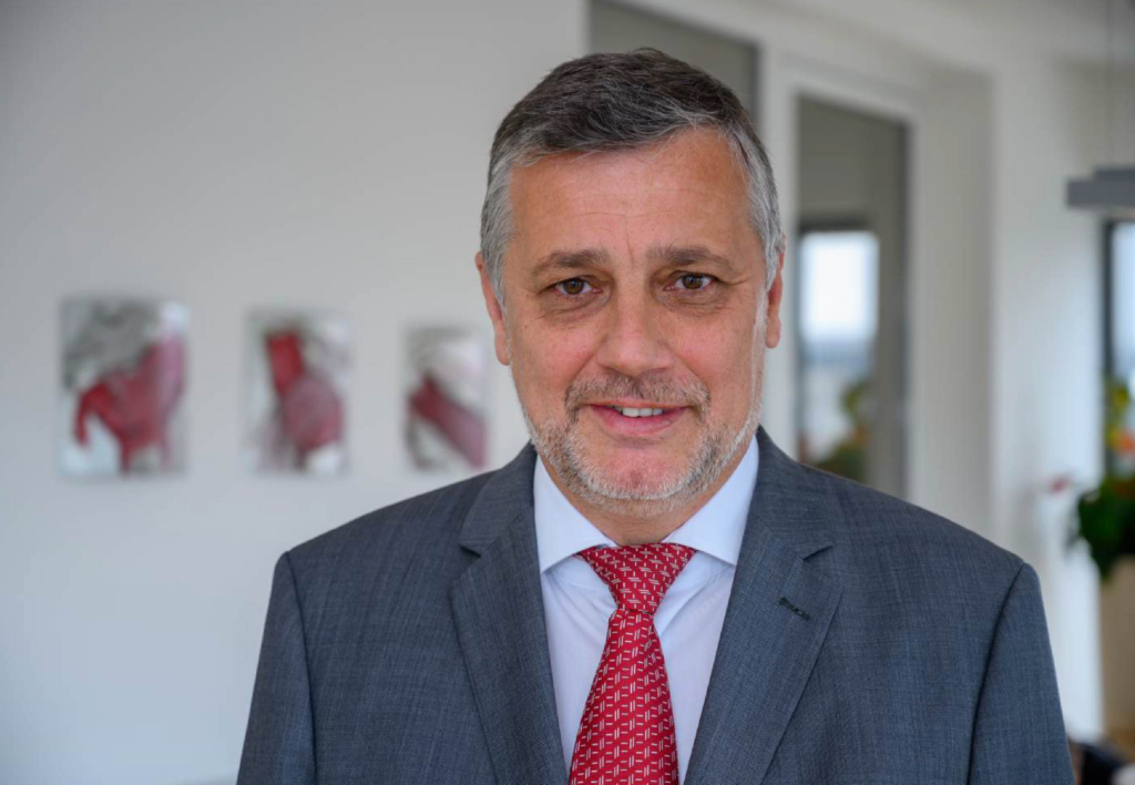 Portrait von HR Mag. Dr. Alfred Klampfer, BA